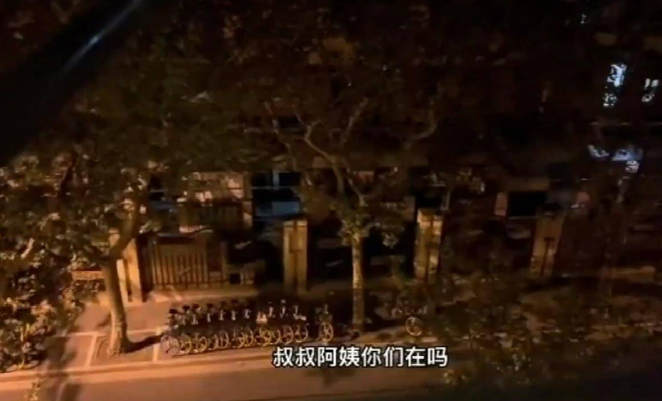上海官方回应一母亲凌晨挨家敲门为孩子求退烧药：已送医，无大碍 