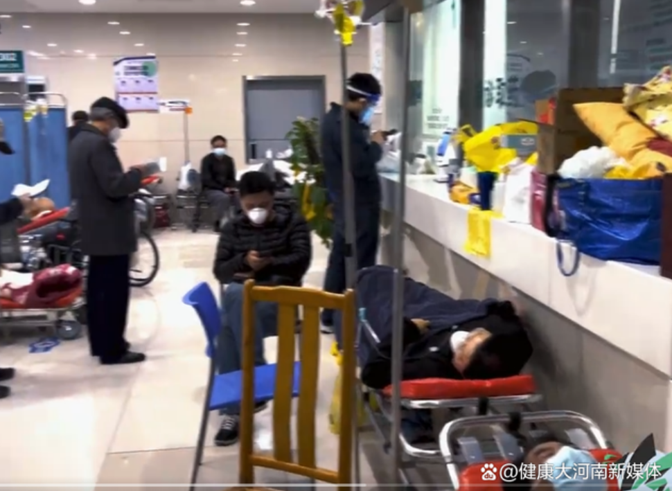 上海急诊病患爆满拆凳子安置 网友：坚持，胜利属于勇敢的中国人